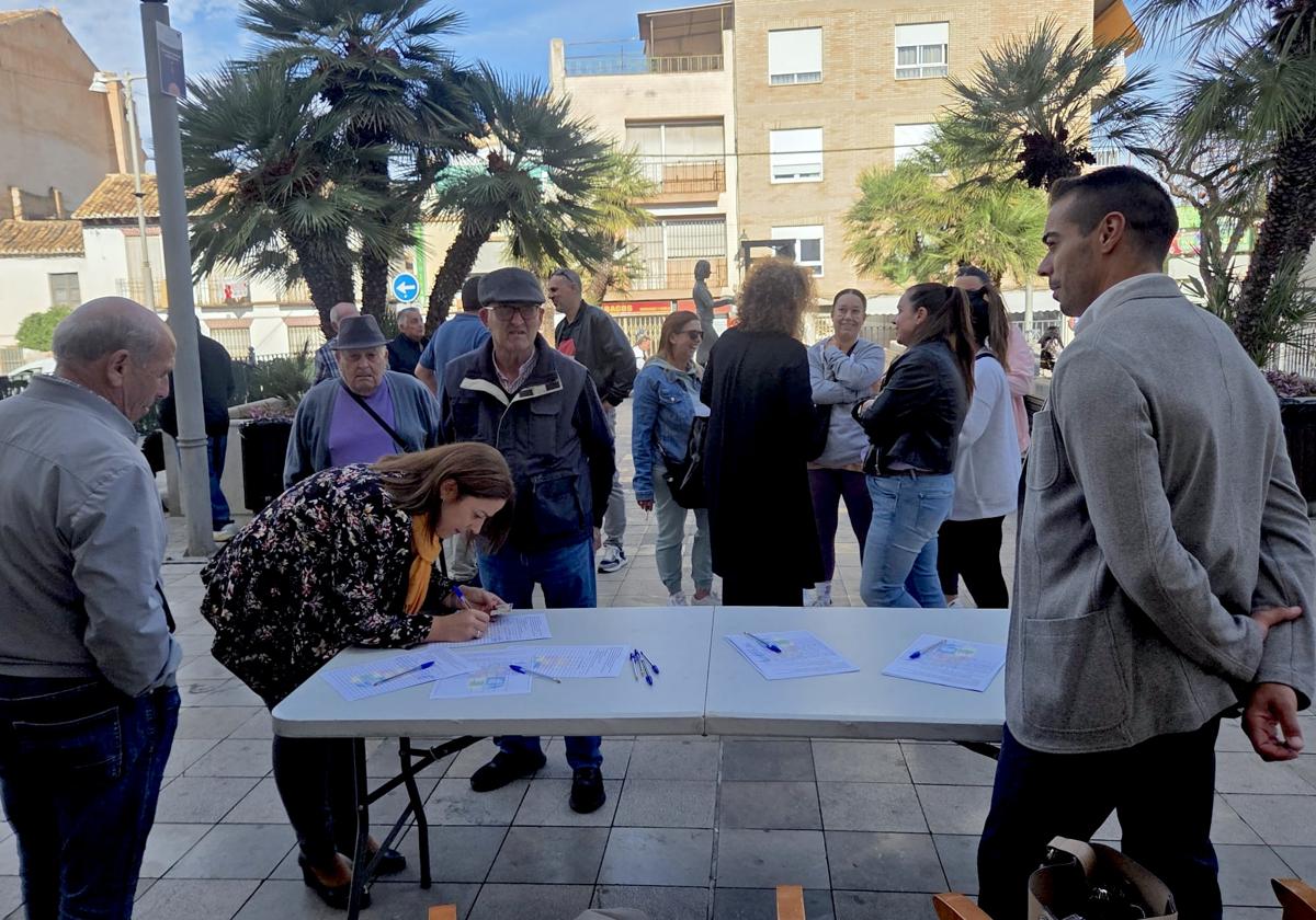 Recogida de firmas para que el metro llegue a La Zubia.