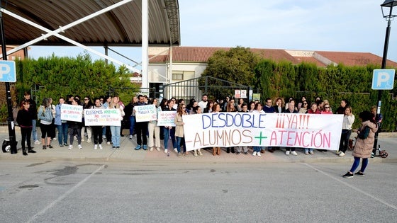 La comunidad educativa del CEIP Tierno Galván de La Zubia se manifiesta para pedir una nueva línea