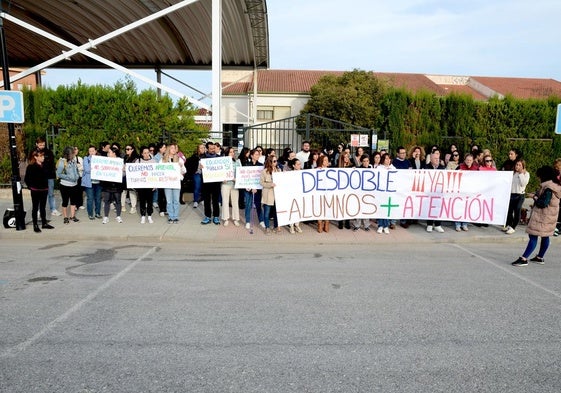 La comunidad educativa del CEIP Tierno Galván de La Zubia se manifiesta para pedir una nueva línea