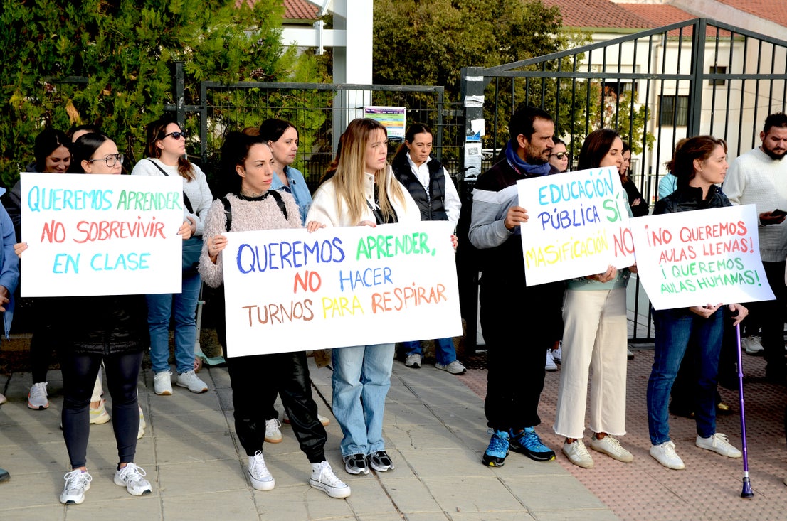 La comunidad educativa del CEIP Tierno Galván de La Zubia se manifiesta para pedir una nueva línea