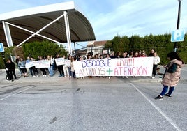 Manifestación a las puertas del colegio zubiense.