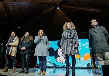 Miembros del equipo de gobierno municipal de La Zubia, presentando el encendido del alumbrado navideño.