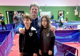 El presidente del club hueteño, Manuel Valverde, en La Zubia con los jugadores canteranos.