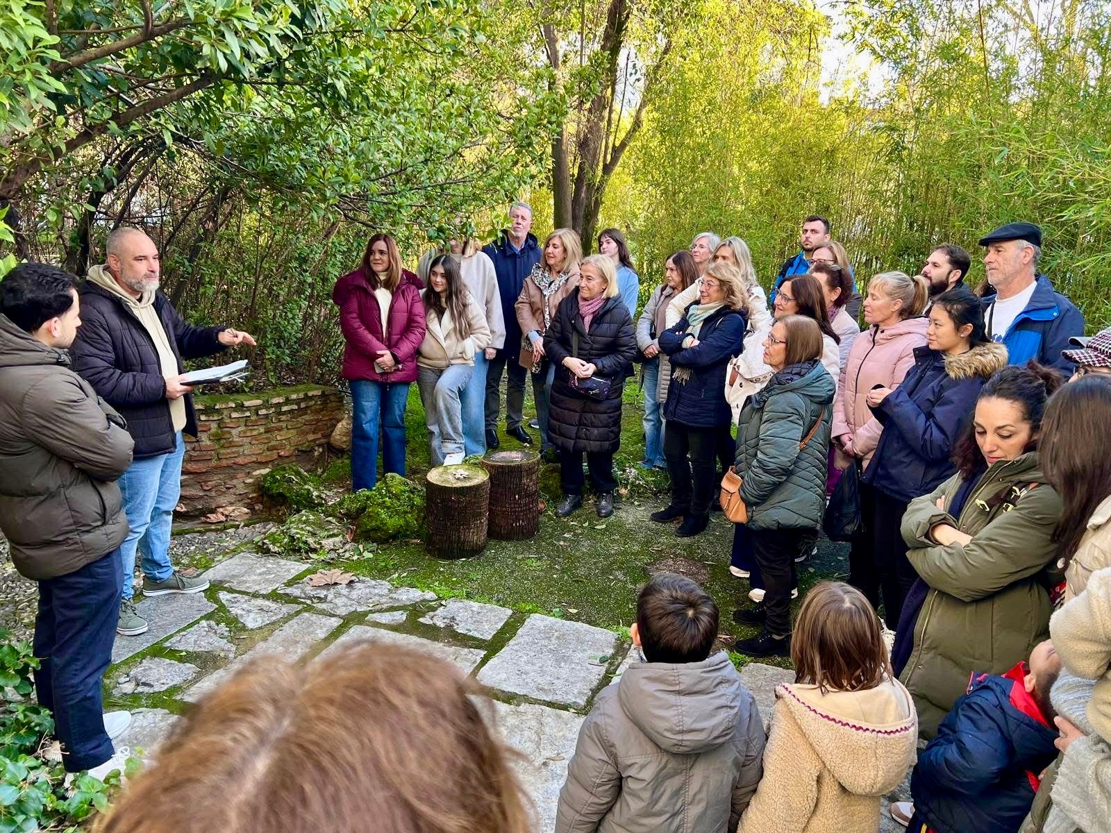 El concejal de Turismo da la bienvenida al grupo.