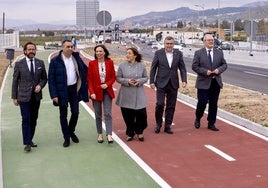 La consejera de Fomento, Rocío Díaz, y la alcaldesa de La Zubia, Puri López, junto con otras autoridades en la inauguración.