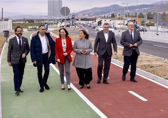 La consejera de Fomento, Rocío Díaz, y la alcaldesa de La Zubia, Puri López, junto con otras autoridades en la inauguración.