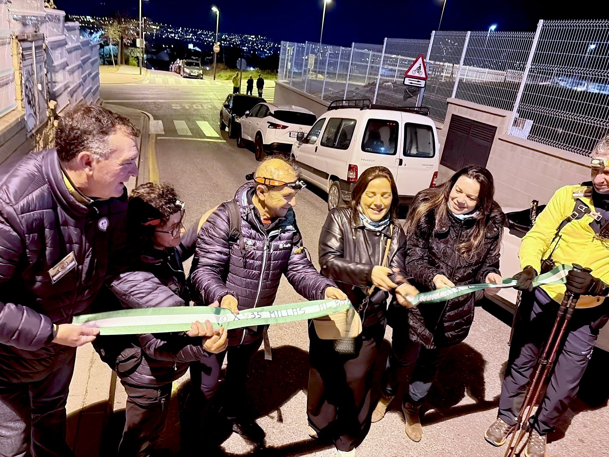 La alcaldesa de La Zubia, Puri López, acompañada por la concejala Rebeca Sánchez, realizando el corte de cinta.