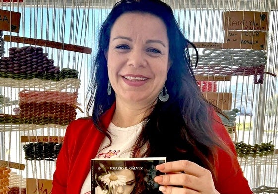 La concejala de Igualdad, Rebeca Sánchez, con su obra recomendada para la campaña.