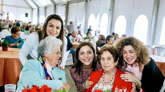 Los mayores de La Zubia disfrutan de una comida multitudinaria en las fiestas