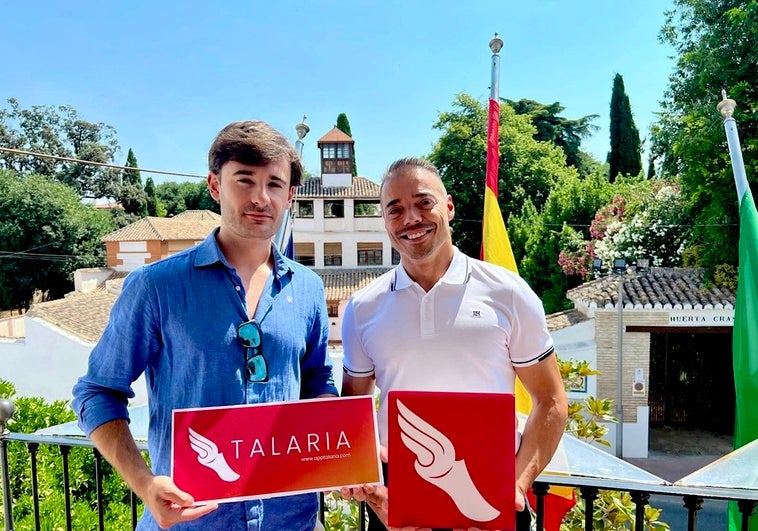 Diego Hernández, el creador de la ‘app’, con Daniel Aguilera, concejal de Turismo.