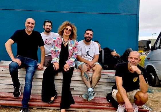 Natalia Arregui, concejala de Cultura de La Zubia, en la presentación de la iniciativa con varios participantes.
