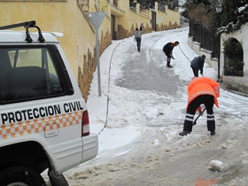 Protección Civil retira la nieve de Cumbres Verdes