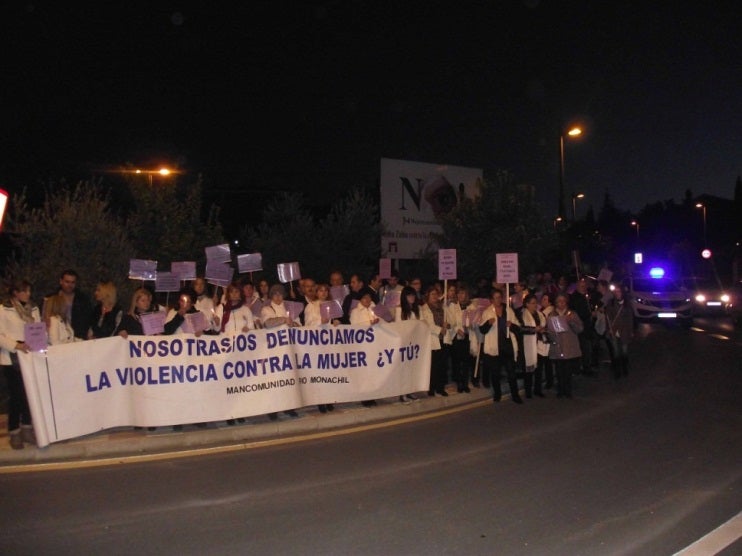 Un centenar de personas se concentran en La Zubia contra la violencia de género