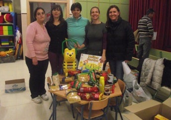 El Alzawiya aporta 800 kilos de alimentos y un montón de juguetes para los más vulnerables