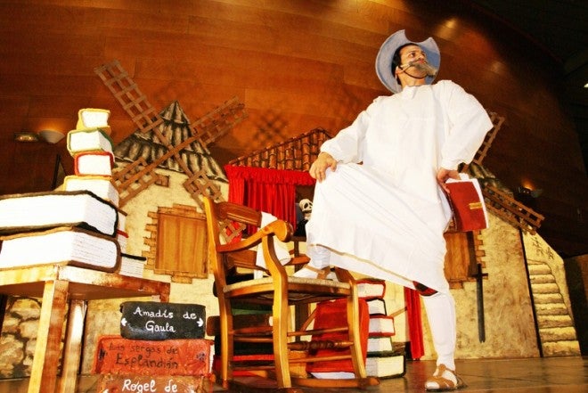Alamar Teatro presenta la obra Don Quijote: El hombre que leía demasiado