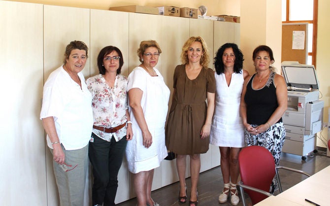 Marta Nievas visita el centro de Servicios Sociales Sierra Nevada, que atiende a vecinos de La Zubia