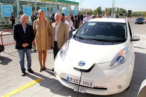 Inaugurado el punto de recarga para vehículos eléctricos de Alhsur