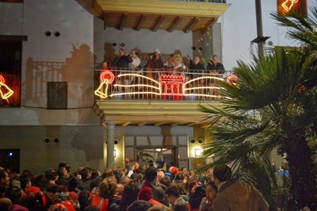 Los Reyes saludaron a los niños desde el balcón de la Casa Pintá
