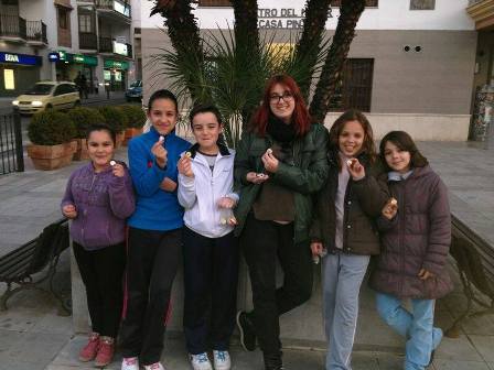 Alumnos del IES Trevenque reparten chapas por los buenos tratos hacia la mujer