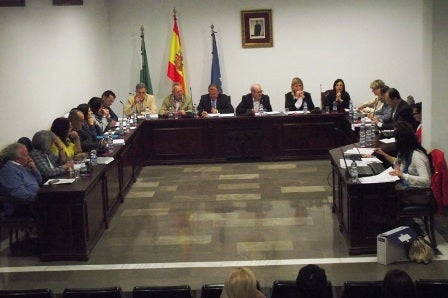 PSOE e IU piden parar las oposiciones municipales para contratar a tres técnicos