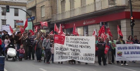 Unos 300 vecinos exigen la reapertura de la piscina municipal