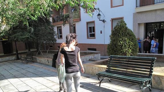 Investigan la muerte de un hombre en la Plaza de la Cruz