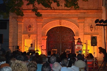 Poesía en el Laurel premia a la académica y escritora Clara  Janés