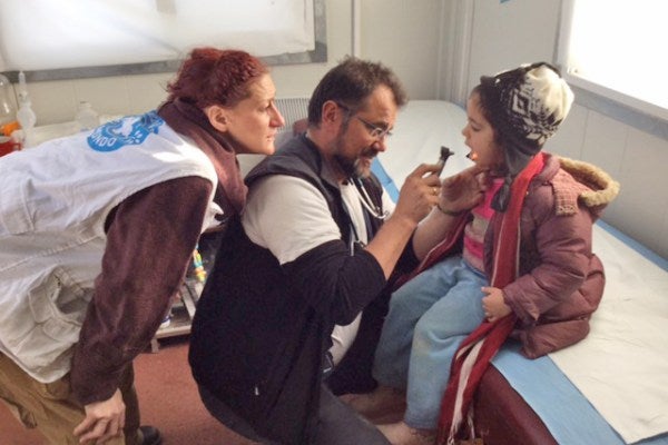 El médico Pablo Simón habla de salud y derechos humanos desde su experiencia con los refugiados en Lesbos
