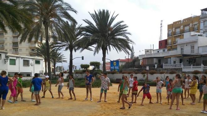 Cuarenta pequeños disfrutan en los campamentos solidarios de Torrenueva