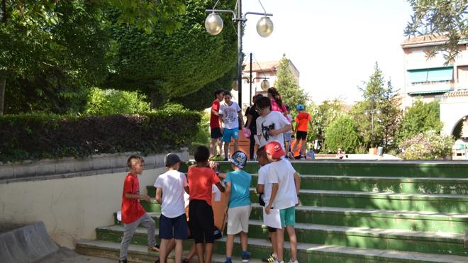 Los escolares de Primaria aprenden orientación en el parque de la Encina