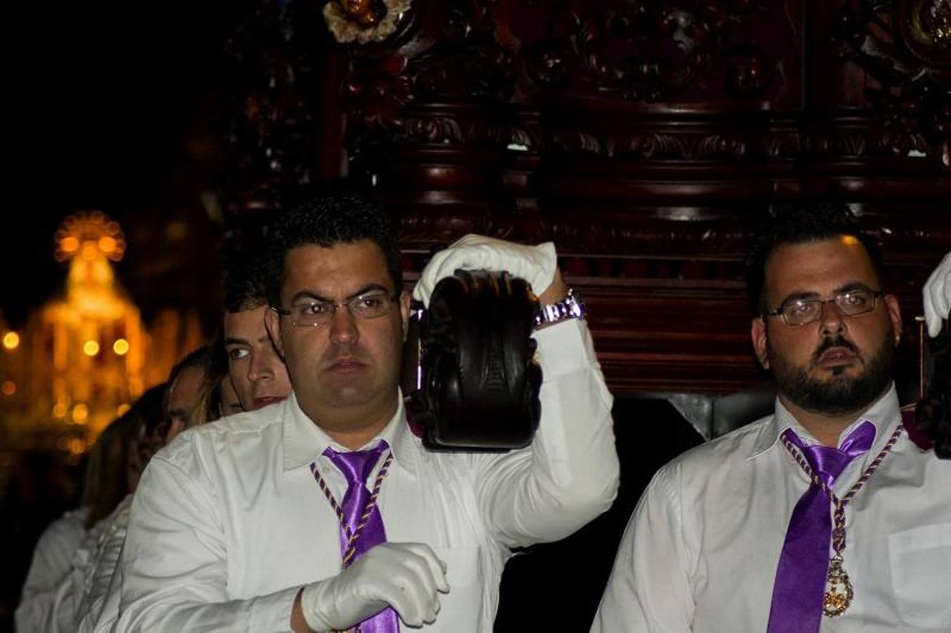 La rotonda de la Guardia Civil en Carboneras volvió a congregar esta Semana Santa a ciento fieles para vivir uno de los momentos más emotivos de la semana de pasión, ‘El Encuentro’, entre las tres imágenes portadas a hombros por sus costaleros de Jesús Nazareno, la Virgen de los Dolores y San Juan.