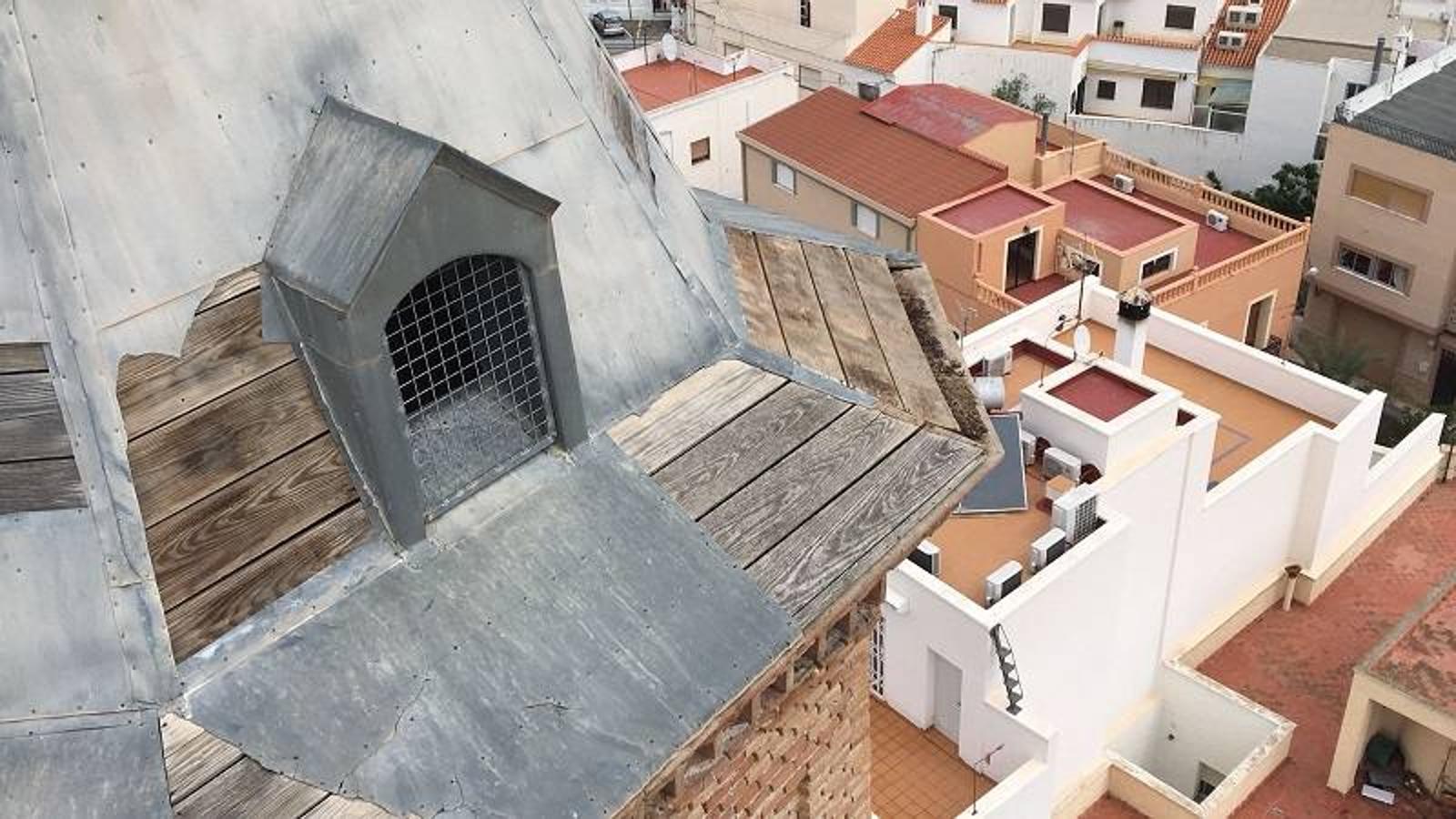 El fuerte viento que se está viviendo estos días en la provincia ocasionó daños en la torre de la iglesia parroquial Purísima Concepción de Turre desprendiendo varias partes de la chapa de zinc del punto más alto de la misma. Aunque los Bomberos del Levante han asegurado el resto, hará falta una futura actuación para arreglarla por completo.