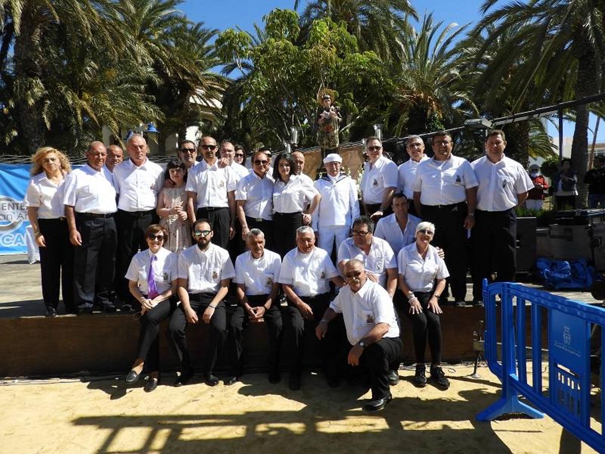 Lágrimas de emoción y el estruendo de los cohetes se mezclaron ayer en Carboneras con el grito de «¡viva San Antonio de Padua!». Y es que se cumplieron exactamente cien años desde que el obispo de Almería, Vicente Casanova Marzol, decretó el nombramiento del santo patrón del municipio, tras la solicitud enviada al obispado por los propios vecinos.
