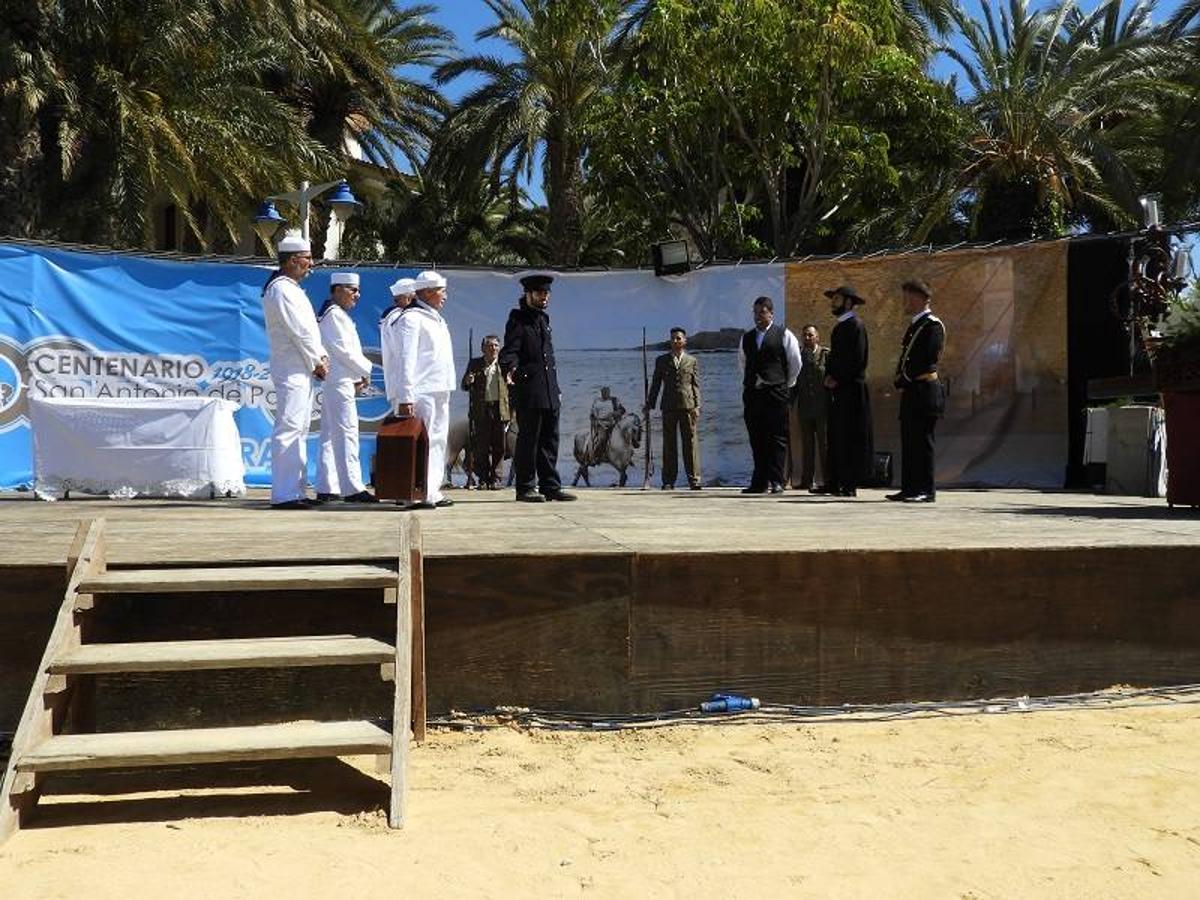 Lágrimas de emoción y el estruendo de los cohetes se mezclaron ayer en Carboneras con el grito de «¡viva San Antonio de Padua!». Y es que se cumplieron exactamente cien años desde que el obispo de Almería, Vicente Casanova Marzol, decretó el nombramiento del santo patrón del municipio, tras la solicitud enviada al obispado por los propios vecinos.