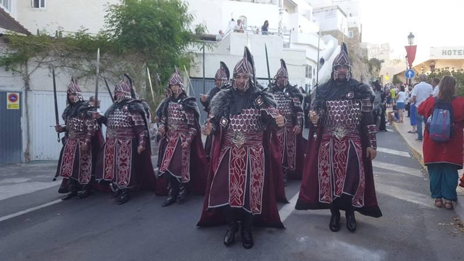 Las calles de Mojácar acogieron ayer el gran desfile de Moros y Cristianos que puso el broche de oro, de una manera espectacular, a la 30ª edición de las fiestas más populares de la localidad.