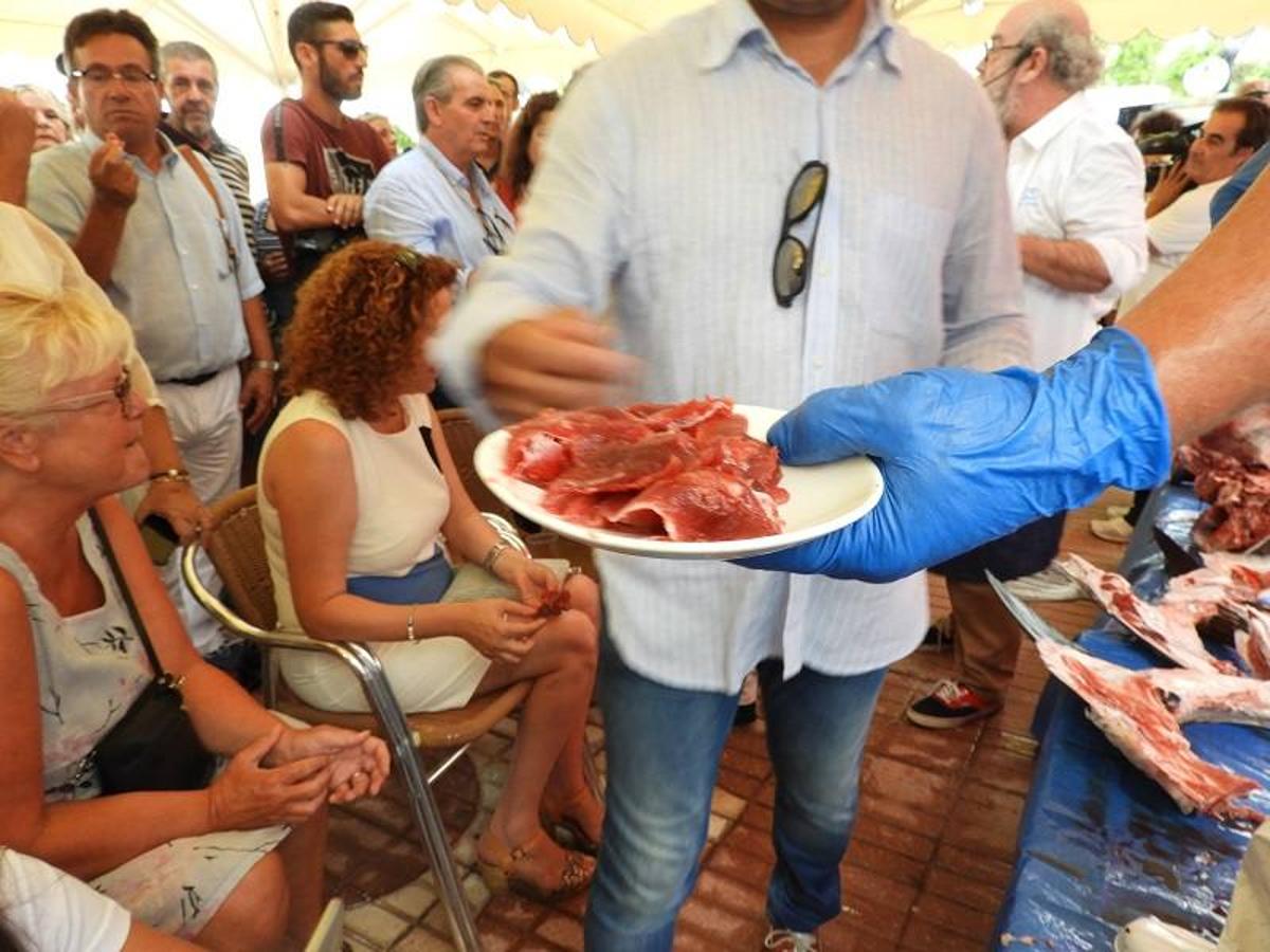 En un marco incomparable como es el paseo del Malecón de Garrucha, restaurante Escánez celebró el I Ronqueo del Atún rojo del Mediterráneo. Durante el evento, los asistentes tuvieron la oportunidad de degustar la carne recién cortada de la espina del atún así como la médula.