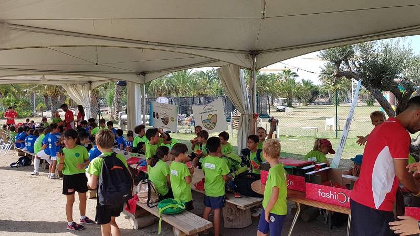 La ludoteca multideporte de verano del Club Deportivo Puerto Rey celebra una jornada para fomentar la alimentación saludable entre su medio centenar de alumnos.