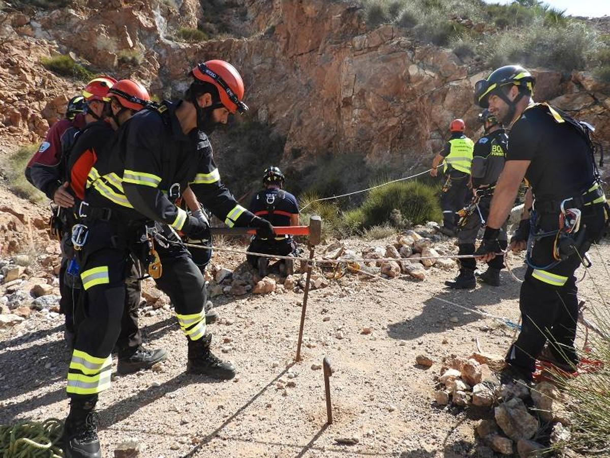 Un grupo de 26 bomberos de Almería está ampliando y reforzando sus conocimientos en 'Seguridad en altura en operaciones de salvamento', un curso impartido por la Escuela de Seguridad Pública de Andalucía (ESPA), en el que han participado efectivos del Ayuntamiento de Almería y de los Consorcios del Poniente y del Levante.