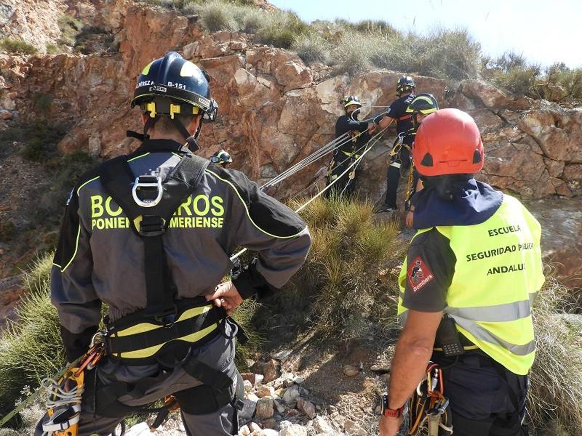 Un grupo de 26 bomberos de Almería está ampliando y reforzando sus conocimientos en 'Seguridad en altura en operaciones de salvamento', un curso impartido por la Escuela de Seguridad Pública de Andalucía (ESPA), en el que han participado efectivos del Ayuntamiento de Almería y de los Consorcios del Poniente y del Levante.