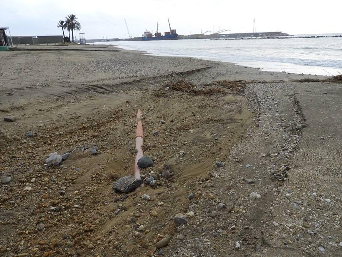 La tromba de agua que cayó ayer en Garrucha ha destrozado la playa de este municipio del Levante almeriense. La violencia con la que el agua descendía por las calles de este pueblo costero ha dejado imágenes como estas. Por suerte, únicamente hay que lamentar daños materiales.