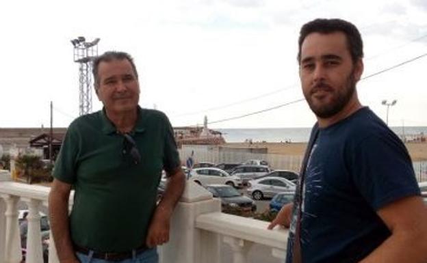 Andrés Segura Soler y Álvaro Ramos Cáceres, en el paseo marítimo de Garrucha.