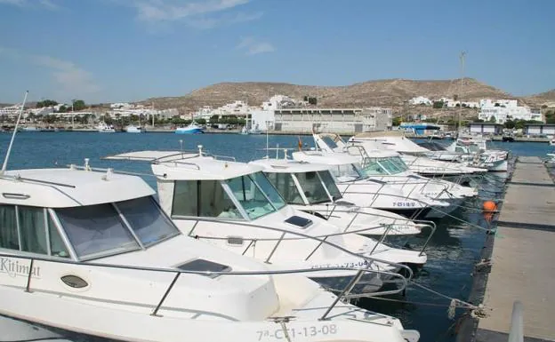 Vista del puerto deportivo y pesquero de Carboneras.