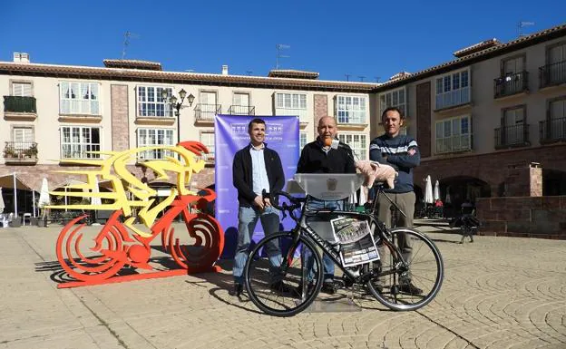 Presentación de la séptima edición de la Carrera Ciclista del Cochinillo, ayer en la plaza Mayor de Huércal-Overa.