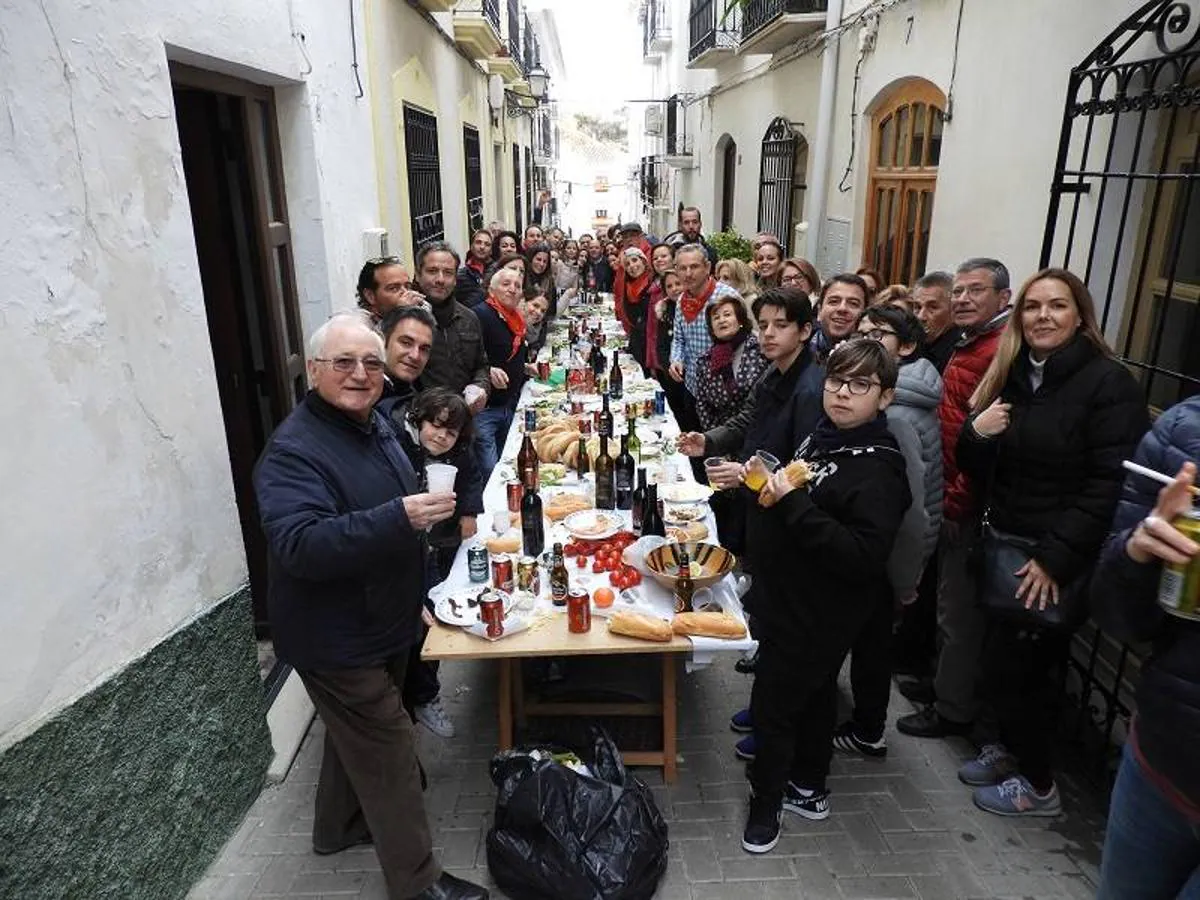 Ni el frio ni la amenaza de lluvia frenó a los miles de visitantes que se desplazaron hasta Lubrín para disfrutar junto a sus vecinos de la primera fiesta del año en el Levante almeriense, declarada de Interés Turístico de Andalucía.