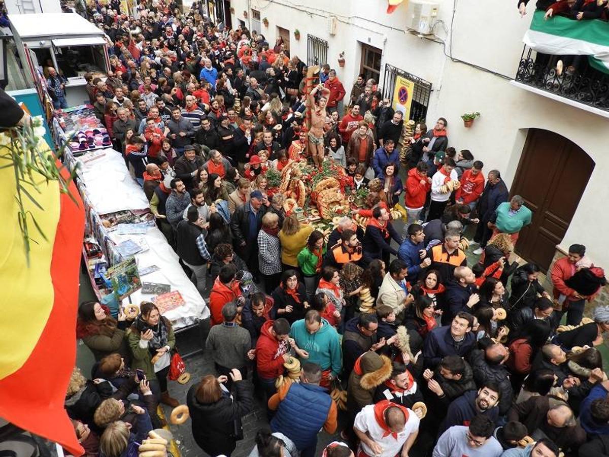 Ni el frio ni la amenaza de lluvia frenó a los miles de visitantes que se desplazaron hasta Lubrín para disfrutar junto a sus vecinos de la primera fiesta del año en el Levante almeriense, declarada de Interés Turístico de Andalucía.