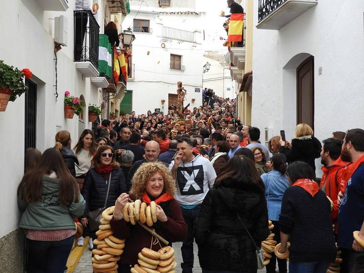 Ni el frio ni la amenaza de lluvia frenó a los miles de visitantes que se desplazaron hasta Lubrín para disfrutar junto a sus vecinos de la primera fiesta del año en el Levante almeriense, declarada de Interés Turístico de Andalucía.