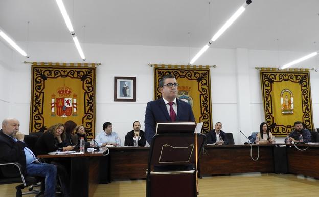 El alcalde de Carboneras, Felipe Cayuela, durante su toma de posesión en el cargo, el pasado 16 de mayo.