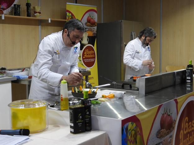 El chef veratense Juan Moreno cocinando junto a Tony García, del restaurante Hotel Avenida de Almería.