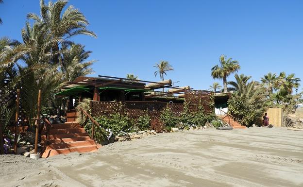 Imagen principal - La primavera levanta las persianas de los chiringuitos de Mojácar