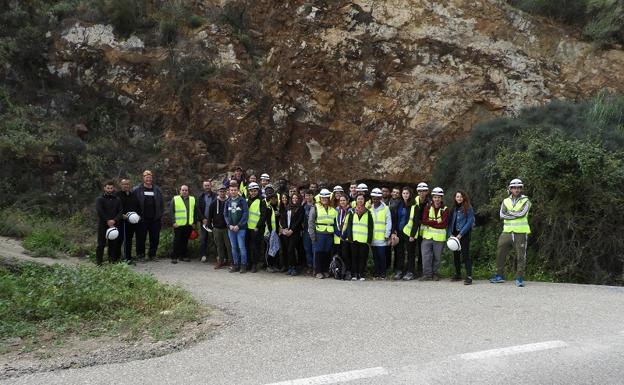 Autoridades, estudiantes y representantes de Apamibe.